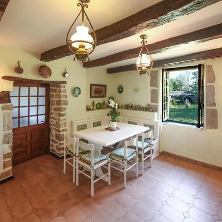 Amazing In Chemilly Vakantiehuis